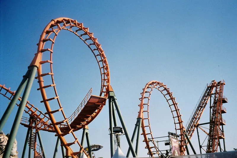 Красные американские горки Ferrari World в Абу-Даби на фоне ясного неба