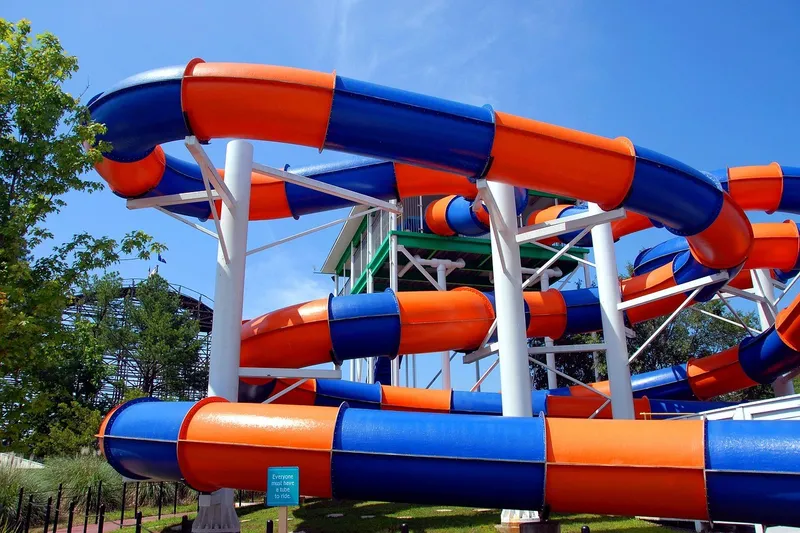 Разноцветные водные горки аквапарка Yas Waterworld в Абу-Даби в ясный день