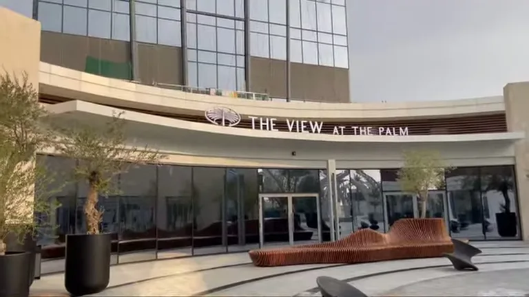 Смотровая The View at The Palm: вход, пальма.