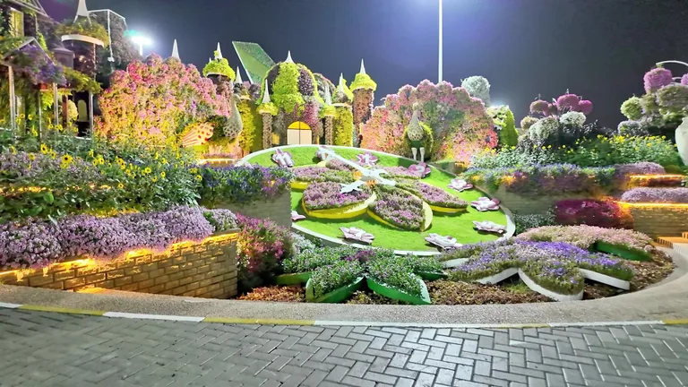 Знаменитые цветочные часы и скульптуры павлинов с пышными хвостами, выложенными из живых растений.