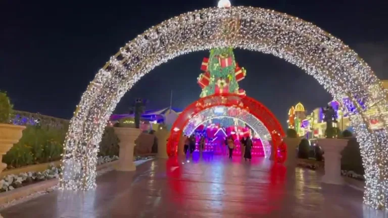 Территория развлекательного парка объединяет торговые павильоны разных стран и зоны отдыха.