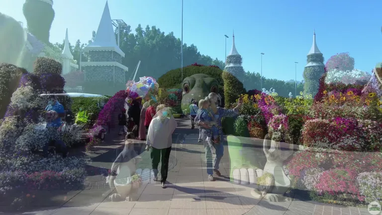 Зеленый туннель в форме гигантской черепахи, окруженный цветочными пирамидами и статуями кенгуру.