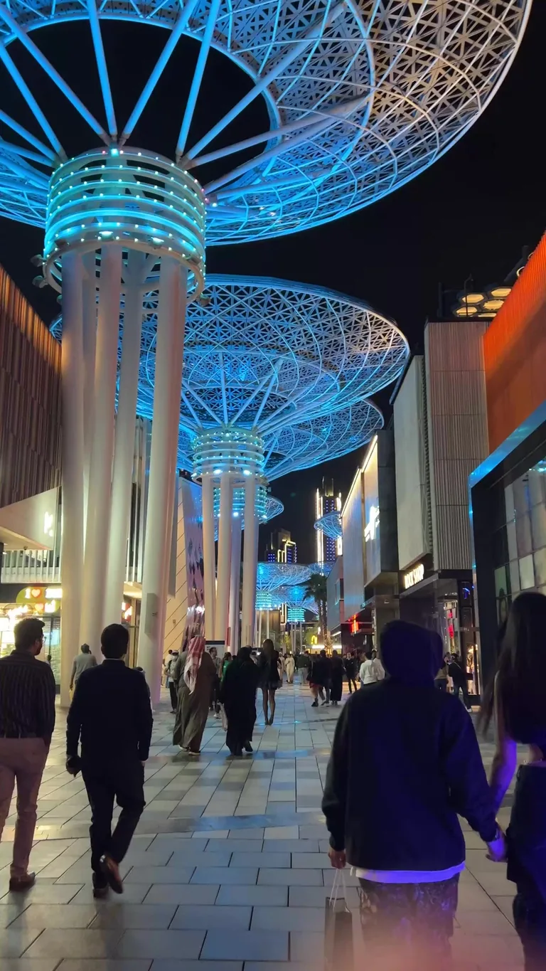 Сервированный к завтраку стол на открытой террасе с панорамным видом на зеленую горную долину.