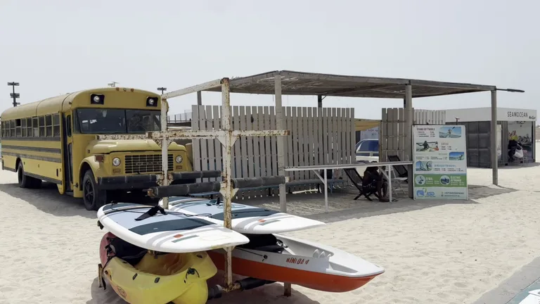 Вид на чистый песчаный берег Kite Beach с пологим входом в воду, удобным для купания.