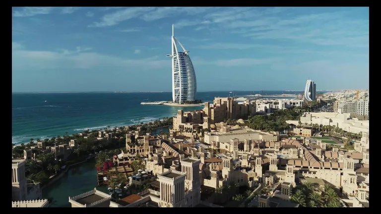 Вид с воздуха на курорт Madinat Jumeirah и отель Burj Al Arab на побережье Персидского залива.