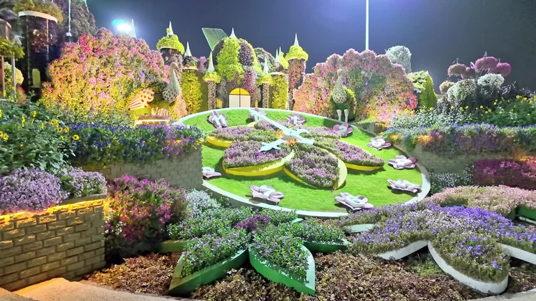 Прогулочные зоны, окруженные плотными рядами цветущих растений и зелеными насаждениями в парке.