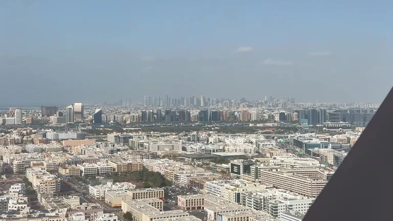 Панорамный вид на жилые и коммерческие кварталы города со смотровой площадки Рамки Дубая.