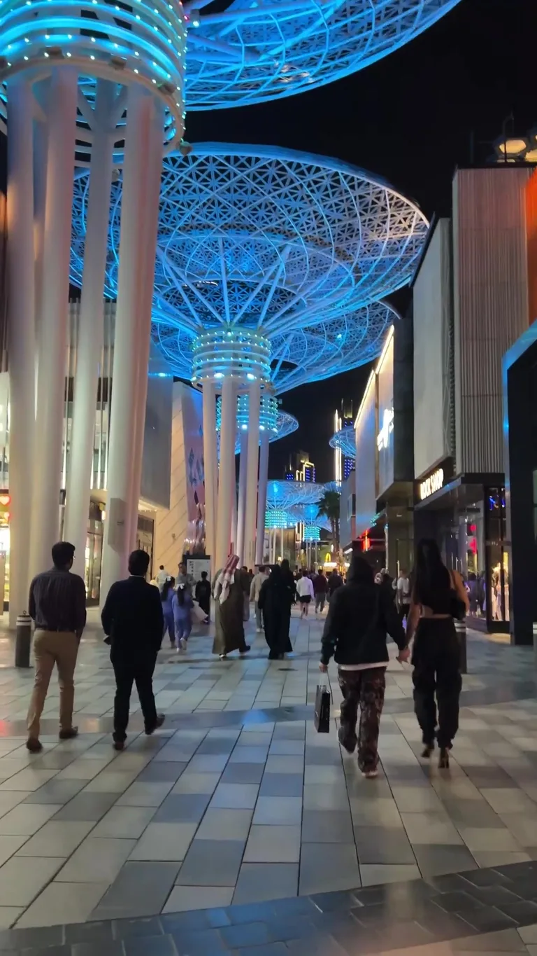 Открытый панорамный бассейн, расположенный на краю склона с видом на густой тропический лес в тумане.