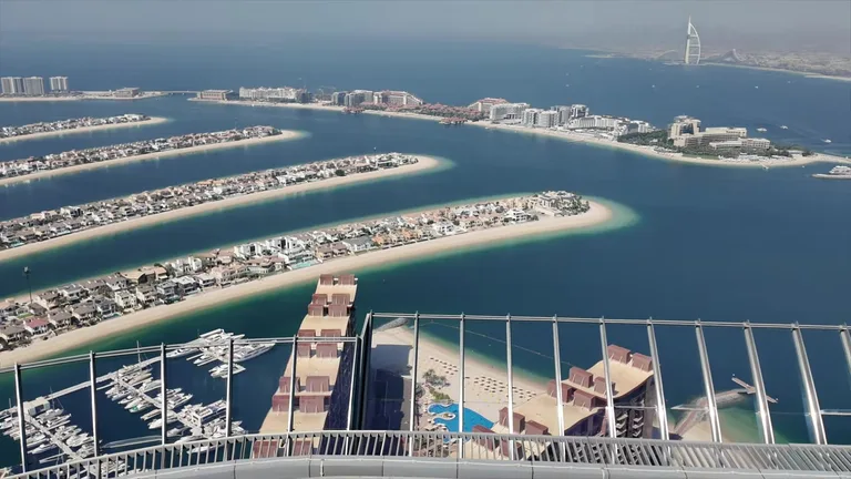 Вид на ветви острова Пальма Джумейра и отель Бурдж-эль-Араб на горизонте со смотровой площадки.