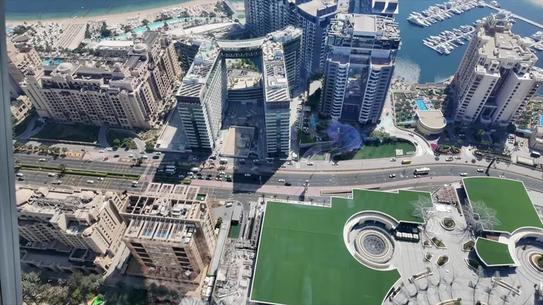 Вид сверху на геометрические узоры крыши Nakheel Mall и начало центральной части острова Пальма Джумейра.