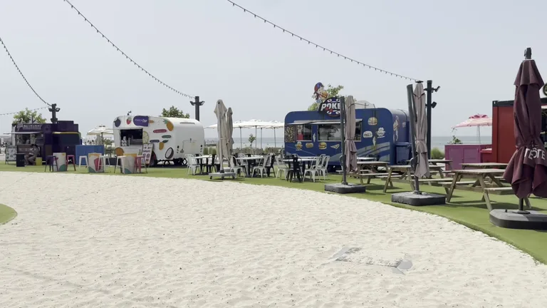 Зона фуд-траков и небольших кафе с уличной едой, расположенная прямо на песке Kite Beach.