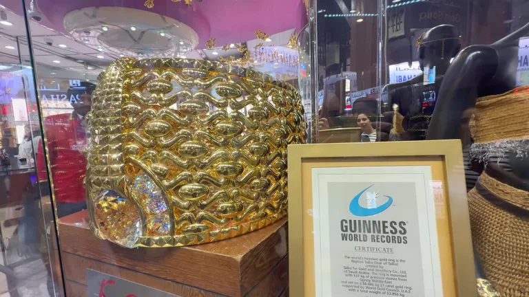 Самое тяжелое золотое кольцо в мире Najmat Taiba выставлено в витрине вместе с сертификатом Книги рекордов Гиннесса.