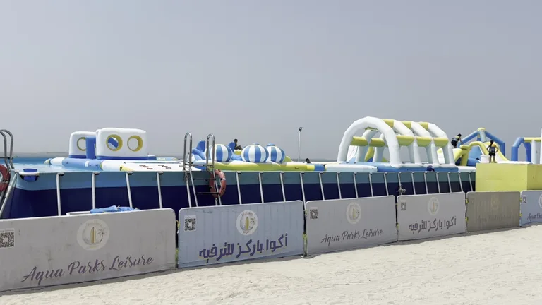 Спортивные площадки для волейбола и зоны активного отдыха на территории общественного пляжа Kite Beach.