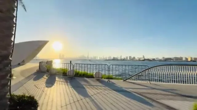 Закат над центром Дубая: вид на башню Бурдж-Халифа и небоскребы со смотровой площадки набережной.