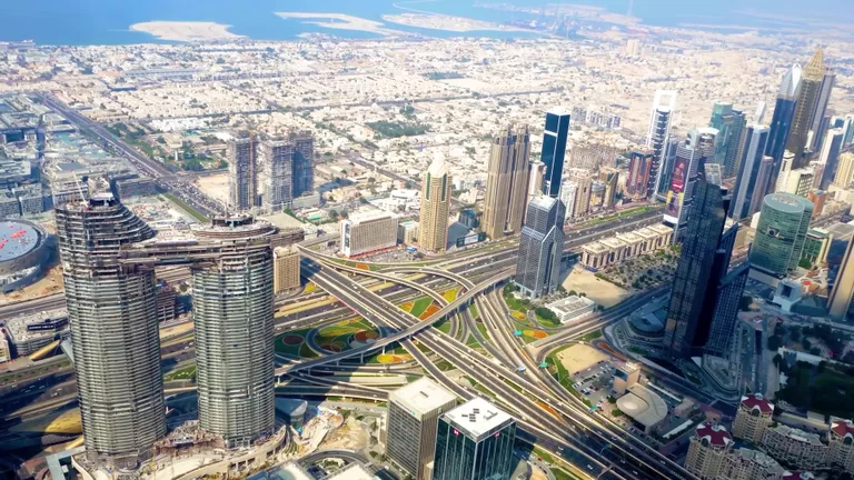 Вечерняя подсветка и масштабные лазерные шоу на фасаде Бурдж-Халифа регулярно привлекают множество зрителей.