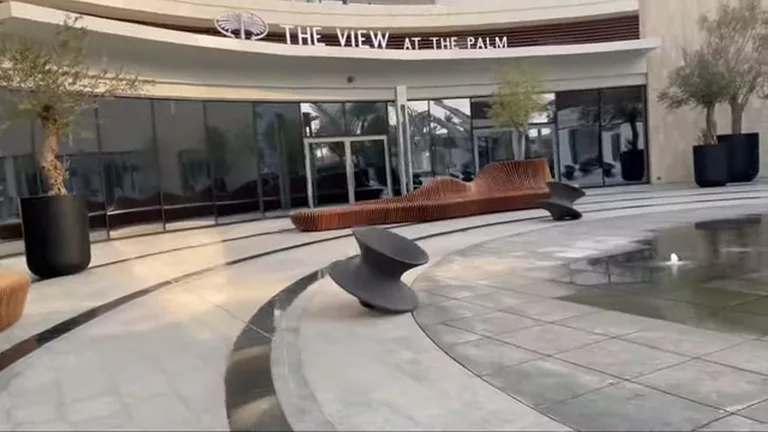 Смотровая The View at The Palm: вход, фонтан.