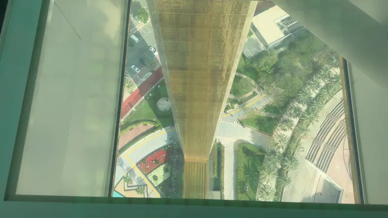 Прозрачный стеклянный пол на верхнем мосту позволяет увидеть землю и окрестности с большой высоты.