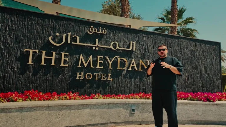 Вид на освещенные фонарями улицы и мост города Хойан со стороны реки в вечерние часы.