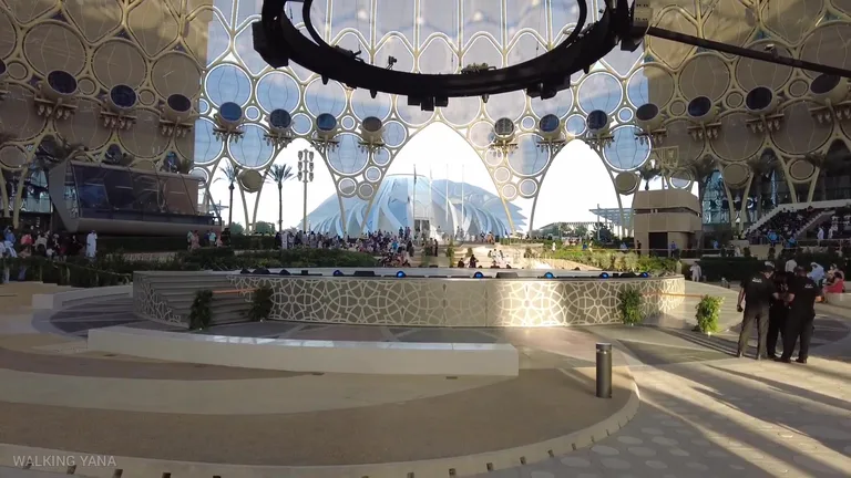 Вид через одну из арок купола Al Wasl Plaza на отдаленный павильон выставочного комплекса.