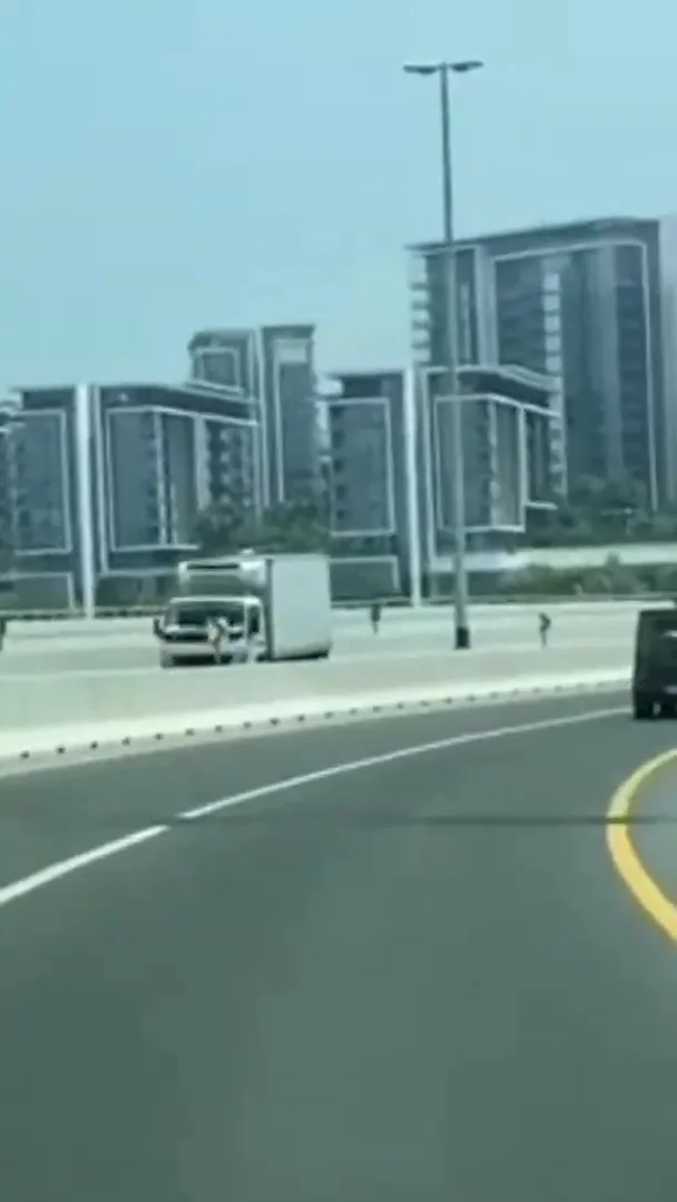 Традиционные гирлянды из ярко-оранжевых и желтых бархатцев, представленные на местном рынке в праздничный день.