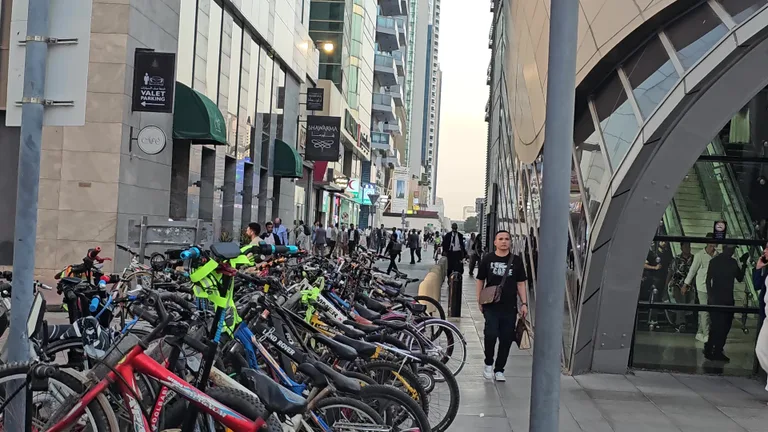 Вид на Тхеикх Зайед Соад — маршрут по знаковым местам Дубая.