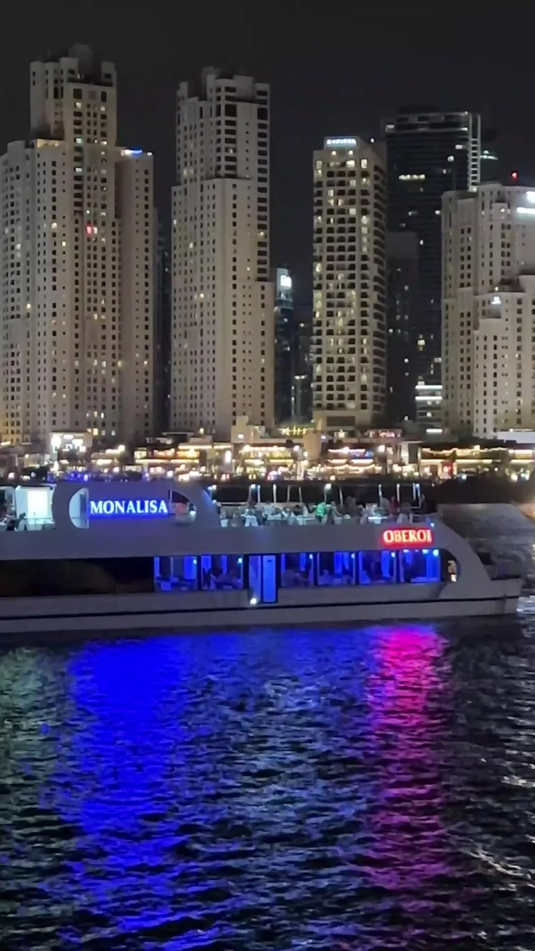 Каскад природных известняковых бассейнов с ярко-бирюзовой водой в окружении густой тропической растительности.