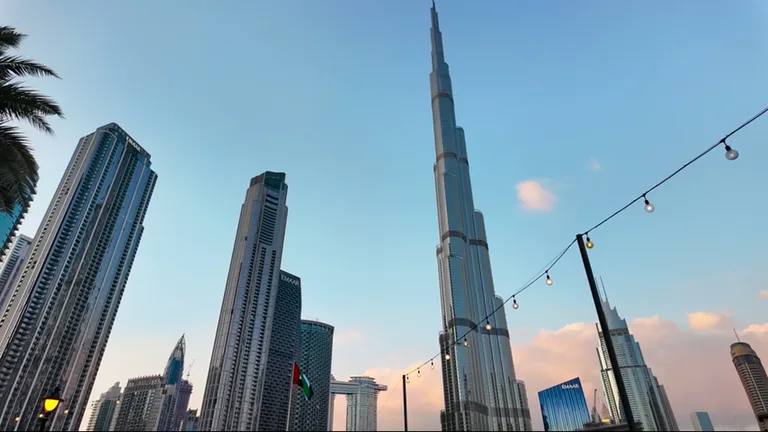 Дубай Марина: панорама города, башня.