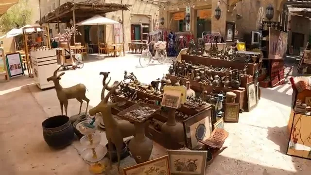 Открытый рынок в историческом районе Al Seef, где продаются традиционная латунная посуда и арабские сувениры.