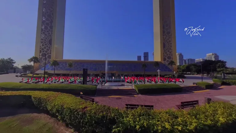 Входная зона у основания Рамки Дубая в парке Забиль, украшенная государственными флагами ОАЭ.