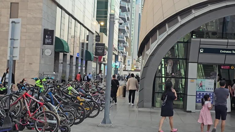 Вид на Тхеикх Зайед Соад — маршрут по знаковым местам Дубая.