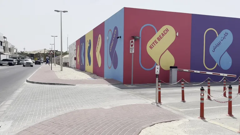 Оборудованная беговая дорожка и зона для прогулок вдоль береговой линии на популярном пляже Kite Beach.