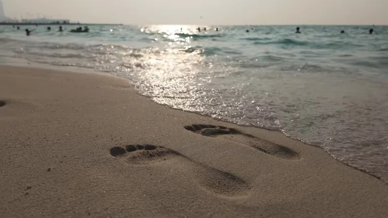 Прогулочная зона с деревянными настилами и местами для отдыха, обустроенная вдоль пляжа Kite Beach.