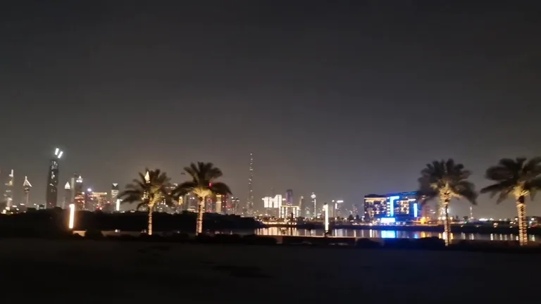 Ночной панорамный вид на горизонт Дубая и небоскреб Бурдж-Халифа со стороны пляжа Nikki Beach.