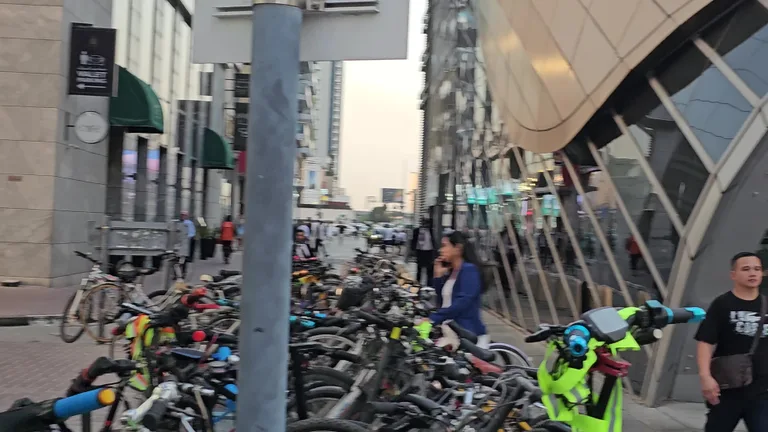 Вид на Тхеикх Зайед Соад — маршрут по знаковым местам Дубая.