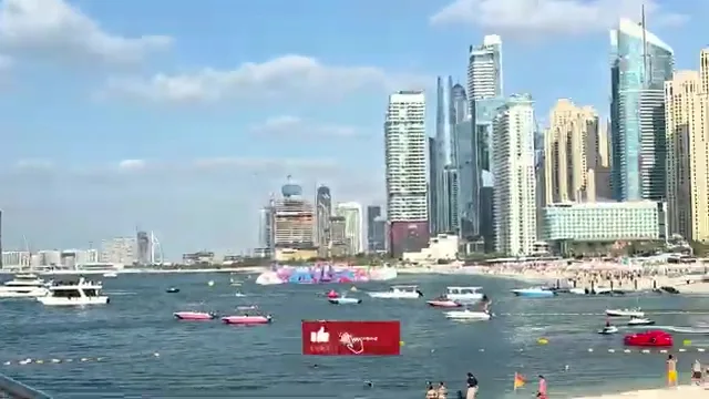 Панорама района Дубай Марина с высотными зданиями и множеством белых яхт на фоне голубой воды.