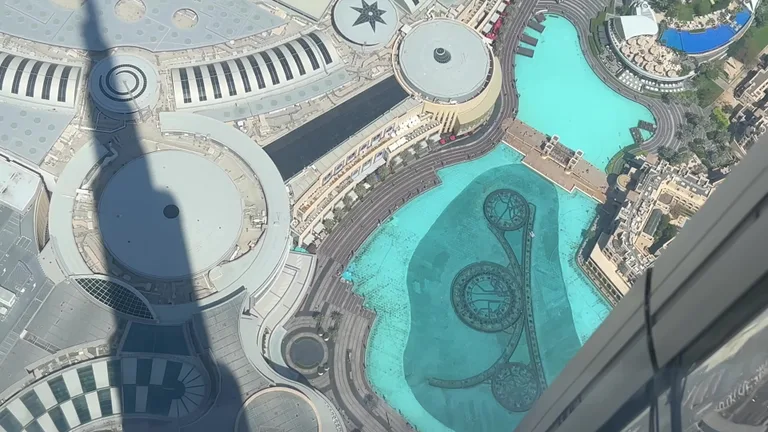 Вид с высоты Бурдж-Халифа на здание Dubai Mall и окружающую территорию музыкальных фонтанов.