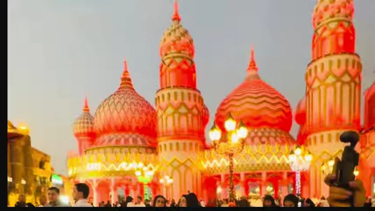 Павильон России с характерными разноцветными куполами-луковками и яркой подсветкой на фоне сумеречного неба.