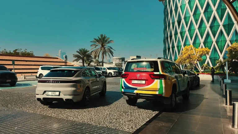 Ночная улица Хойана с традиционными желтыми зданиями и разноцветными шелковыми фонариками, развешанными над каменной мостовой.