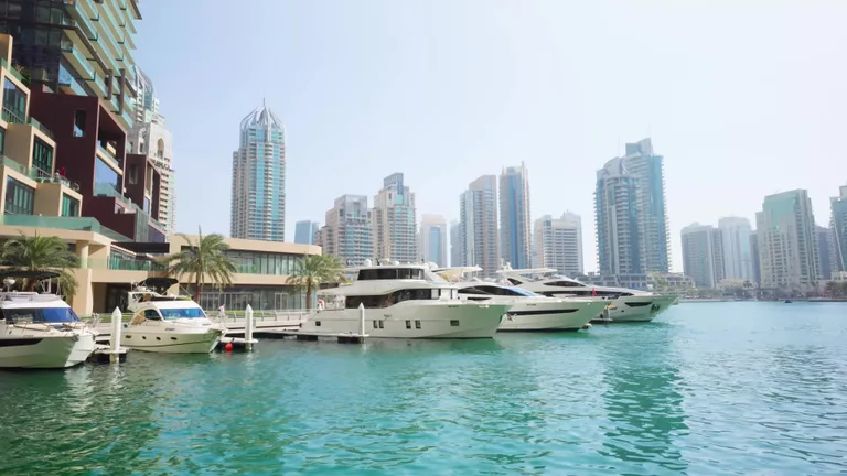 Самое высокое здание в мире Бурдж-Халифа возвышается над центром города и является главным символом современного Дубая.