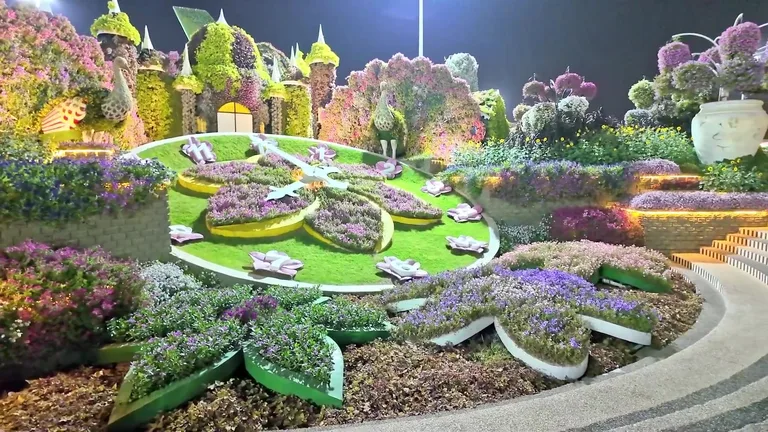 Домики и архитектурные сооружения, полностью декорированные густым цветочным покровом в саду Miracle Garden.