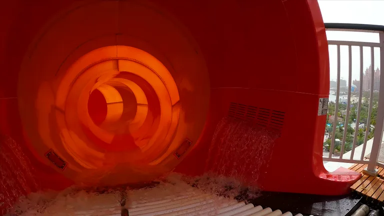 Детская игровая зона в аквапарке Aquaventure с мелкими бассейнами, небольшими горками и интерактивными водными элементами.