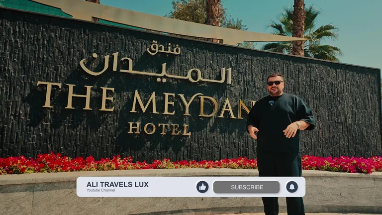 Перспективный вид на мост, полностью покрытый рядами светящихся разноцветных фонарей, создающих протяженную световую галерею.