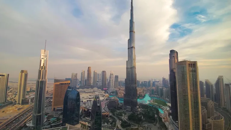 С верхних этажей башни открывается панорамный вид на побережье Персидского залива и городскую застройку.