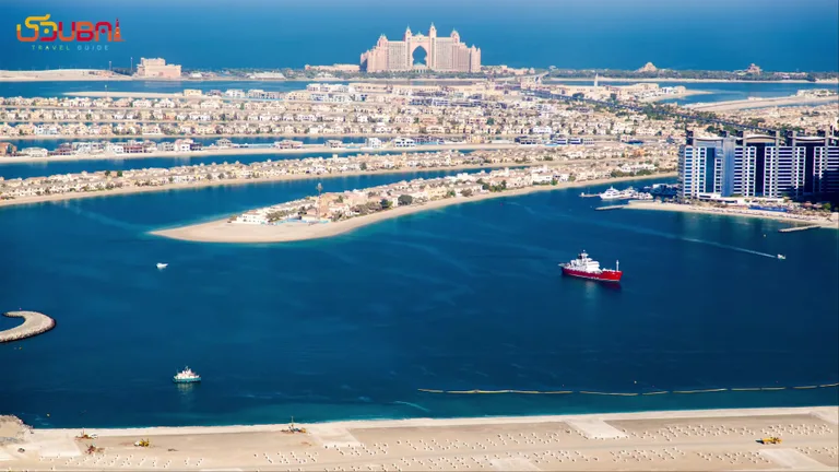 Аэроснимок курорта Atlantis The Palm и красной лодки в водах Персидского залива.