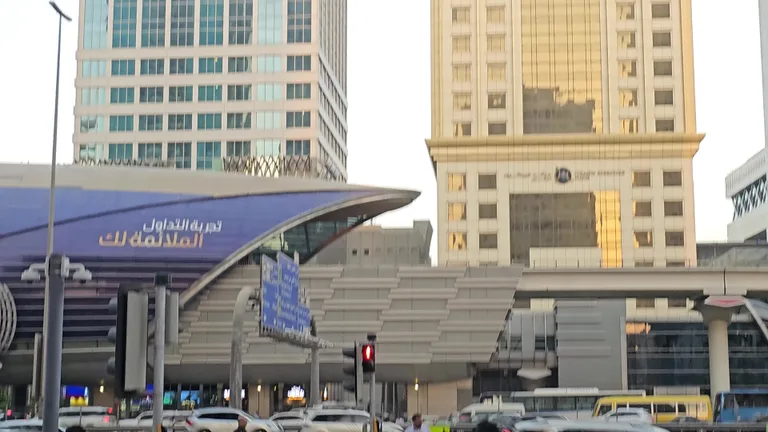 Вид на Тхеикх Зайед Соад — маршрут по знаковым местам Дубая.