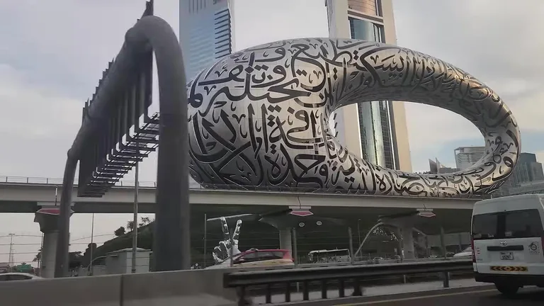 Здание Музея будущего с фасадом, украшенным арабской каллиграфией, является заметным архитектурным объектом.