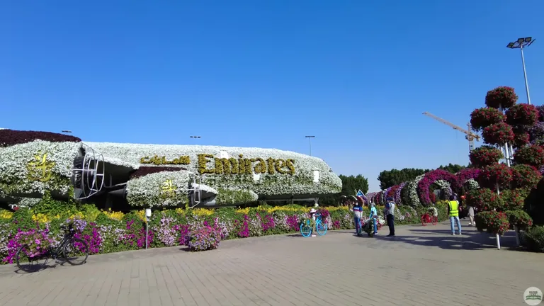 Полноразмерная копия самолета Airbus A380 авиакомпании Emirates, полностью покрытая тысячами живых цветов и растений.