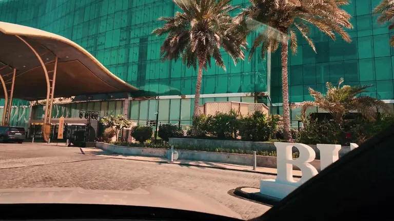 Крупный план традиционных вьетнамских шелковых фонариков, демонстрирующий текстуру ткани и детали каркаса ручной работы.