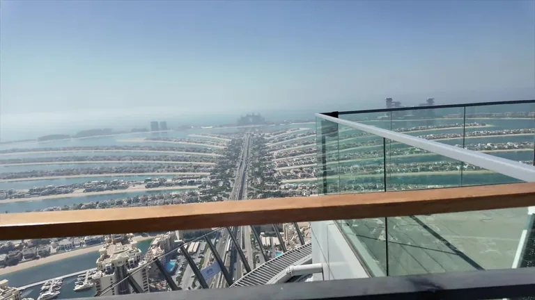 Вид на всю протяженность «ствола» острова и отель Atlantis The Royal в самой дальней точке.