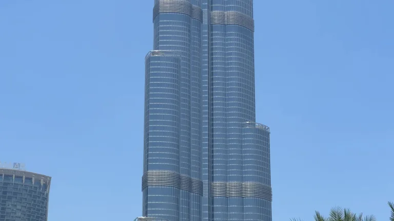 Небоскреб Бурдж-Халифа на фоне ясного голубого неба рядом с Dubai Mall.